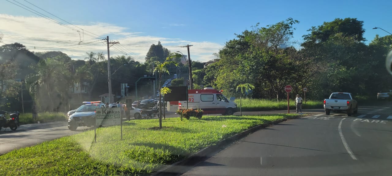 Foto 2 de 4 — Acidente deixa trânsito parado na região do balão da Captação de Água, no Botânico